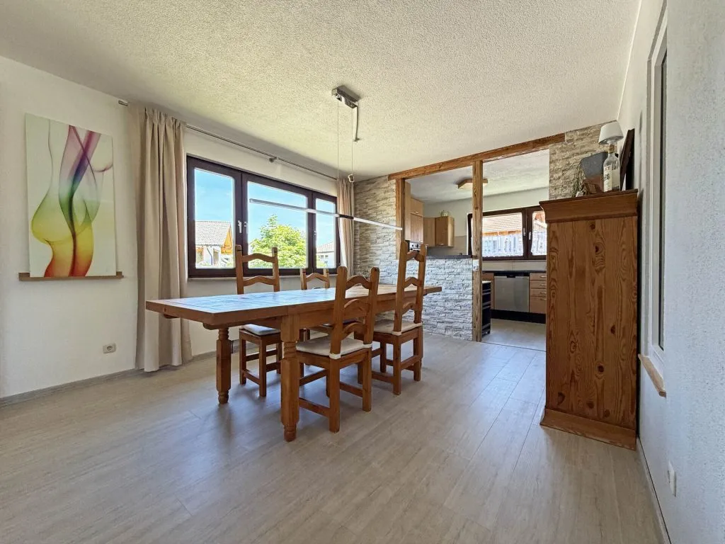 Immobilienangebot - Friedenweiler - Alle - Sorry...leider reserviert. Wohnen auf einer Ebene. 7 Zimmer. 206 m². Einliegerwohnung. 4 Garagen.
