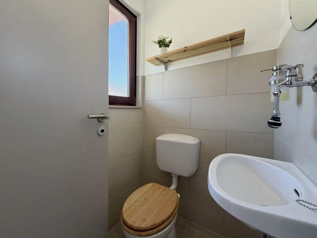 Immobilienangebot - Friedenweiler - Alle - Sorry...leider reserviert. Wohnen auf einer Ebene. 7 Zimmer. 206 m². Einliegerwohnung. 4 Garagen.