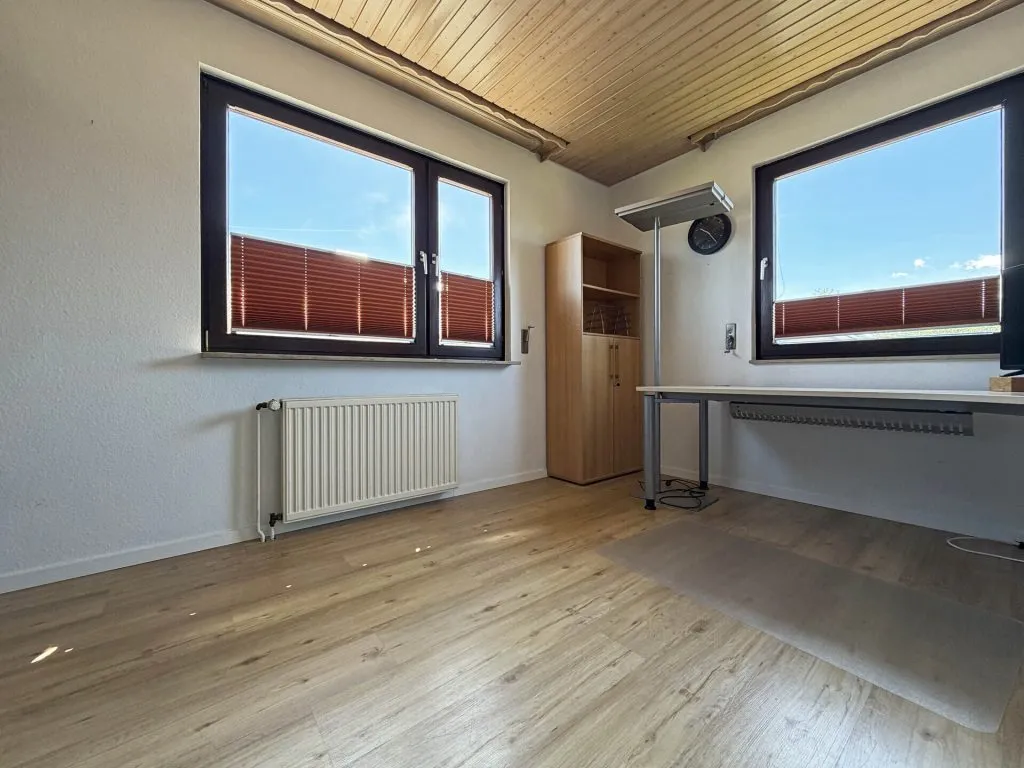Immobilienangebot - Friedenweiler - Alle - Sorry...leider reserviert. Wohnen auf einer Ebene. 7 Zimmer. 206 m². Einliegerwohnung. 4 Garagen.