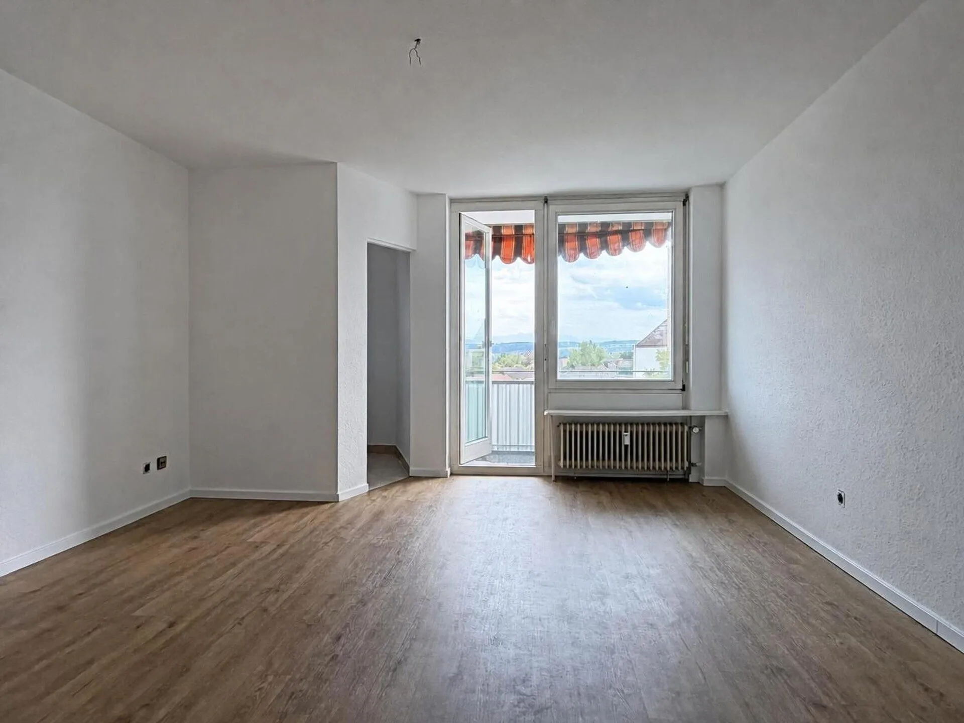 Immobilienangebot - Konstanz / Petershausen - Alle - Sorry...leider reserviert. 1 großes Zimmer plus Küche, Bad und Balkon. 33 m² nur für Dich.