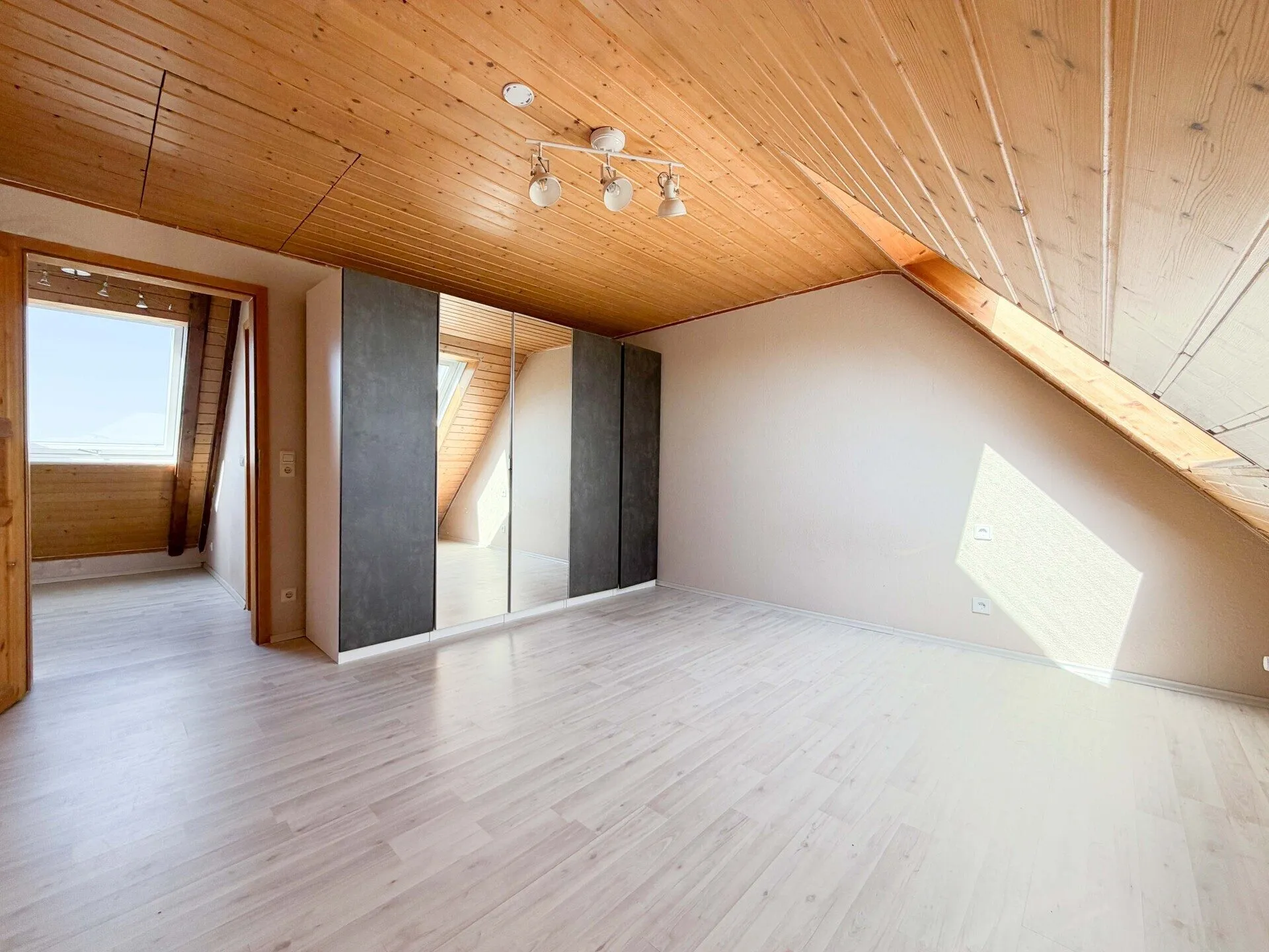 Immobilienangebot - Weil im Schönbuch - Alle - Sofort Kartons packen: 2 Zimmer auf ca. 59 m².
Luftig & hell mit XL-Stauraum, Balkonen und
Garage