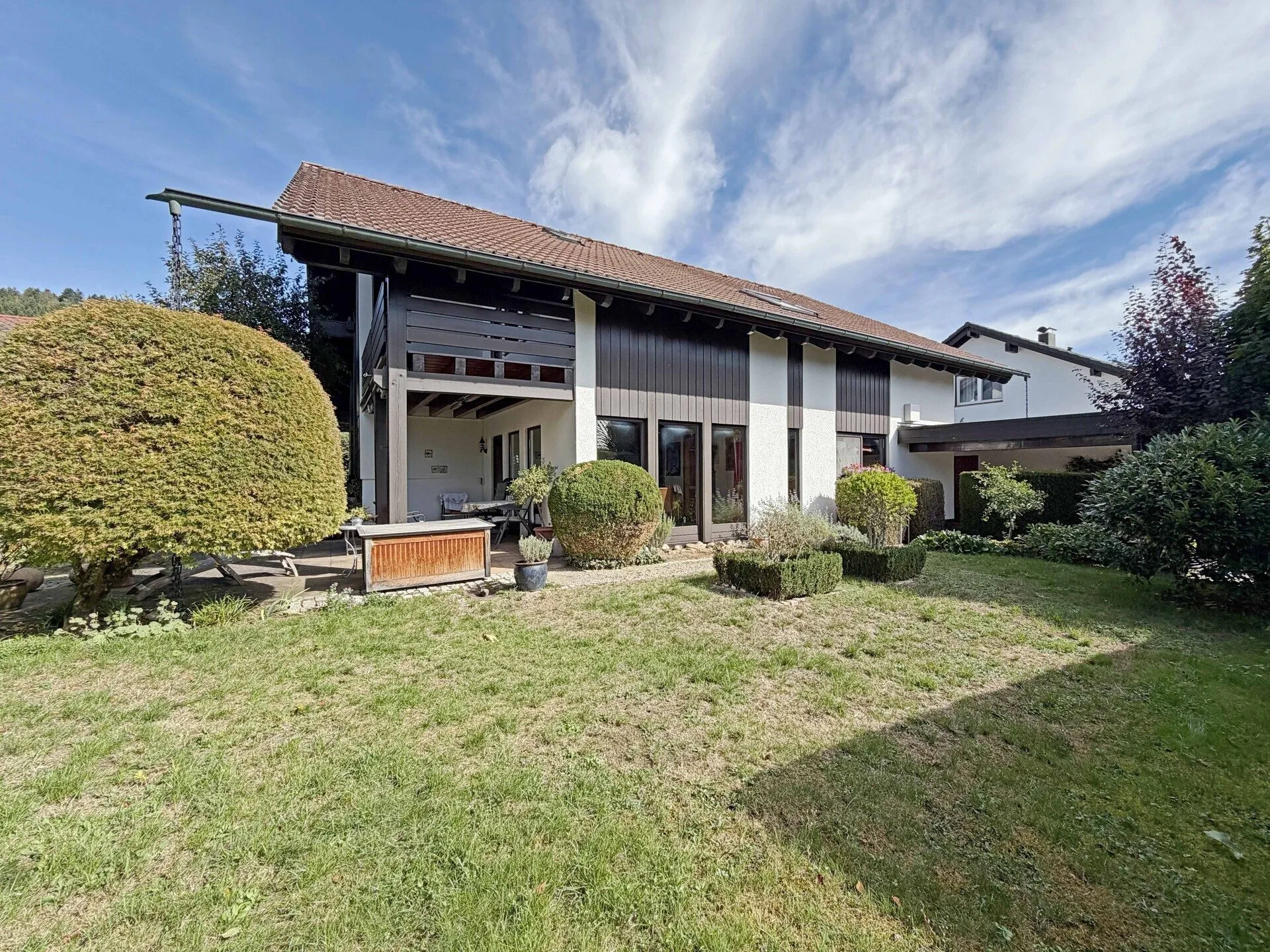 Immobilienangebot - Tuttlingen / Nendingen - Alle - Sorry...leider reserviert. Zuhause für Familien. 6 Zimmer auf 189 m². Mit Einliegerwohnung.