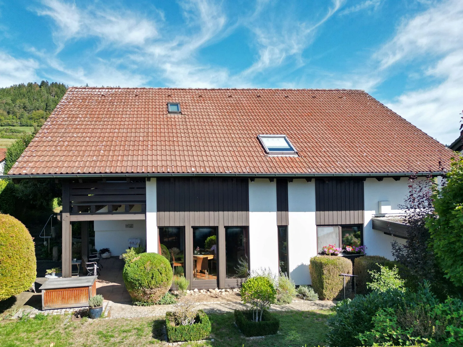 Immobilienangebot - Tuttlingen / Nendingen - Alle - Sorry...leider reserviert. Zuhause für Familien. 6 Zimmer auf 189 m². Mit Einliegerwohnung.