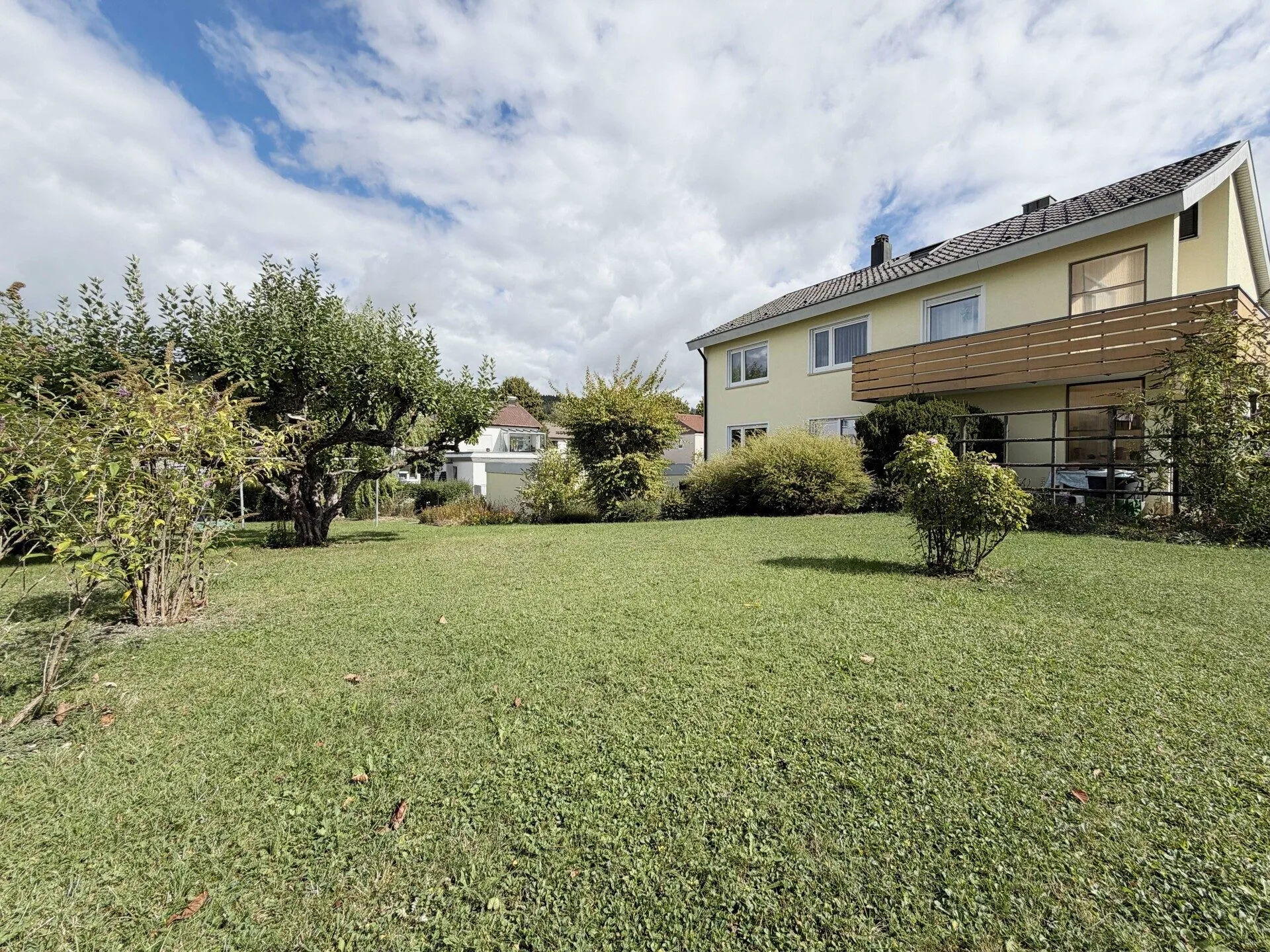 Immobilienangebot - Tuttlingen - Alle - Familienglück trifft Gartenliebe. Viel Platz
in 8 Zimmern auf 192 m². Herrlicher Garten.
2 Garagen.