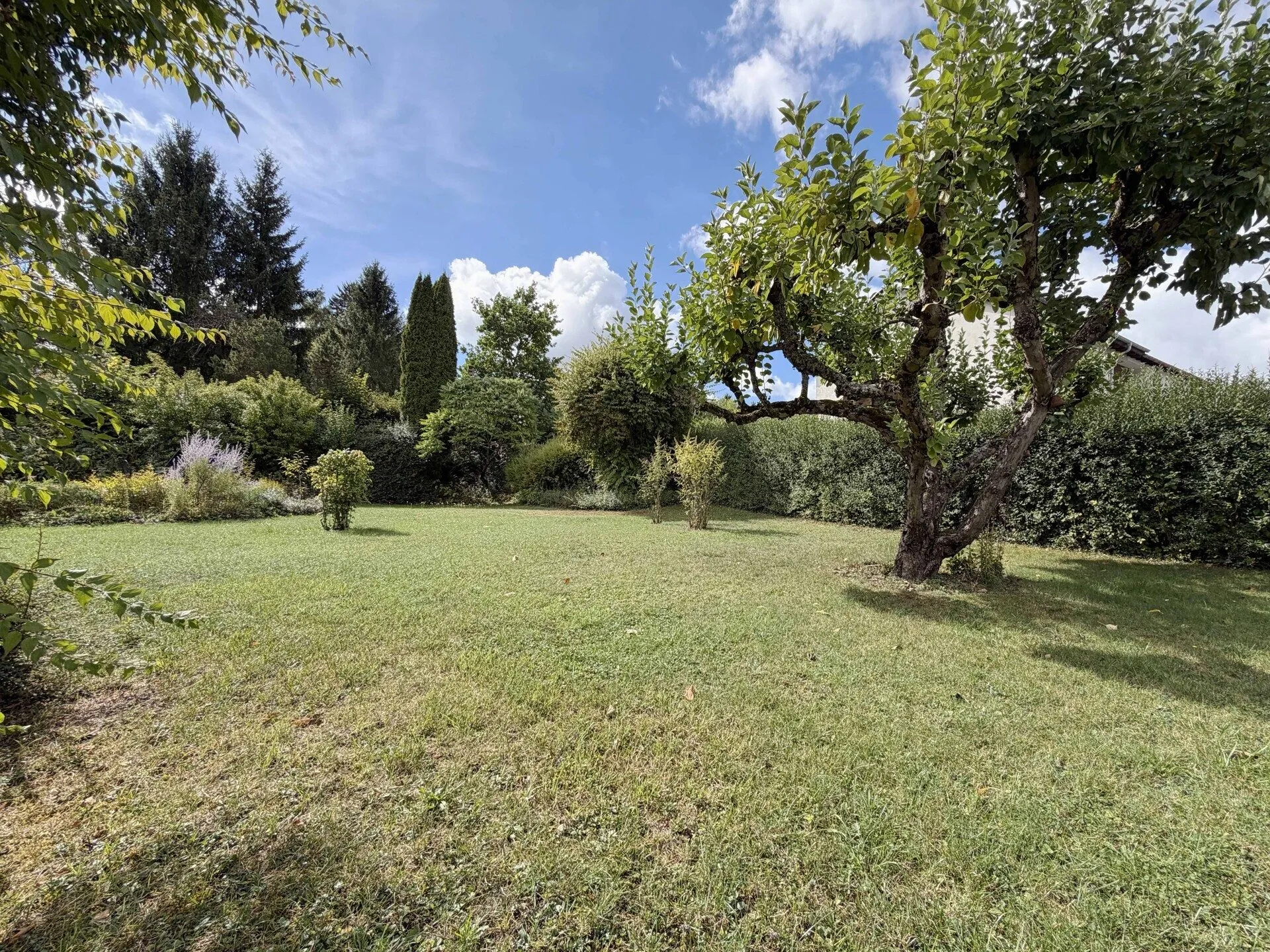 Immobilienangebot - Tuttlingen - Alle - Familienglück trifft Gartenliebe. Viel Platz
in 8 Zimmern auf 192 m². Herrlicher Garten.
2 Garagen.
