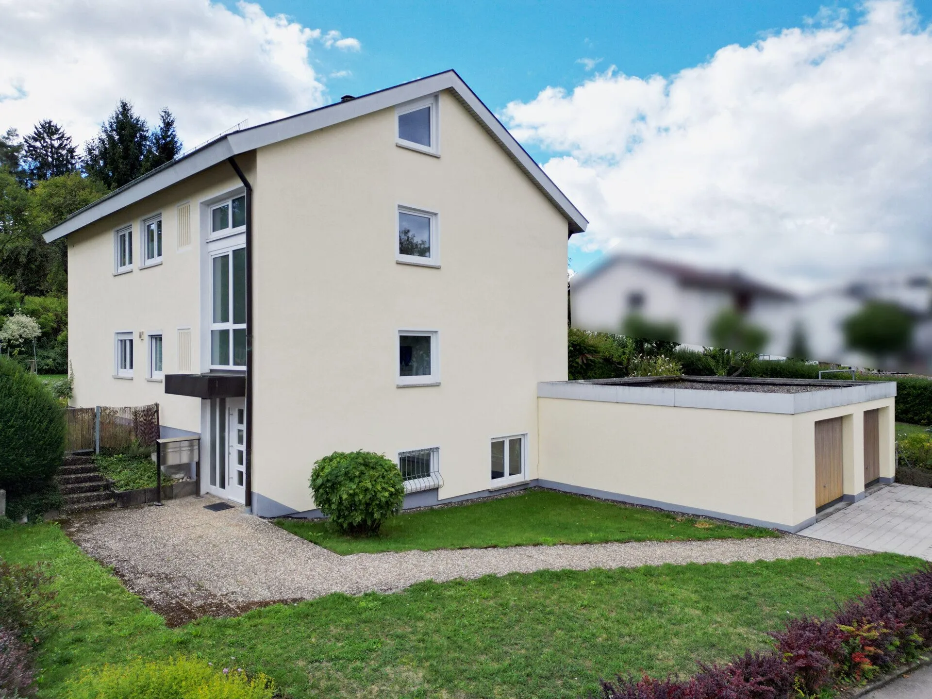 Immobilienangebot - Tuttlingen - Alle - Familienglück trifft Gartenliebe. Viel Platz
in 8 Zimmern auf 192 m². Herrlicher Garten.
2 Garagen.