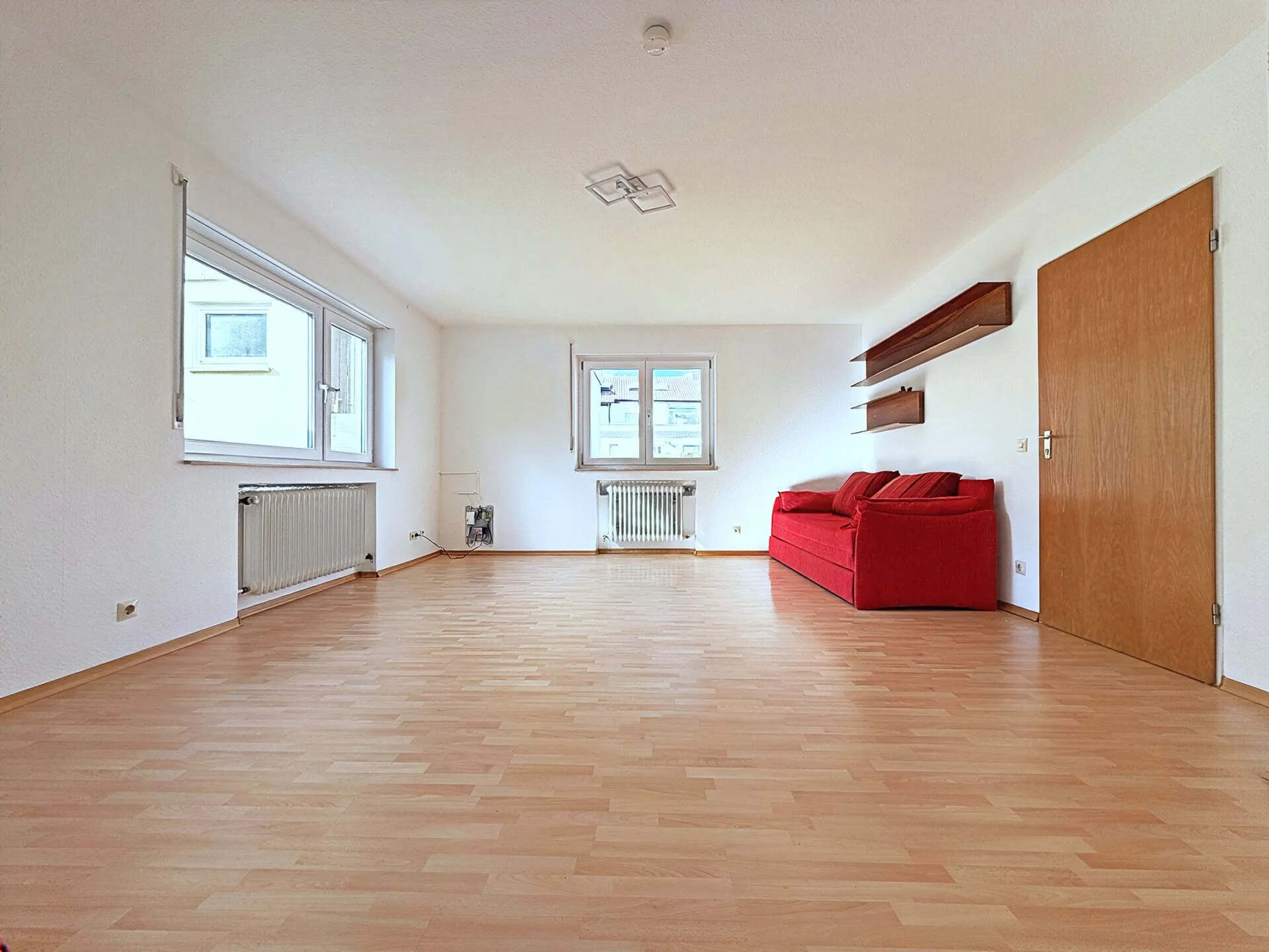 Immobilienangebot - Tuttlingen - Alle - Familienglück trifft Gartenliebe. Viel Platz
in 8 Zimmern auf 192 m². Herrlicher Garten.
2 Garagen.
