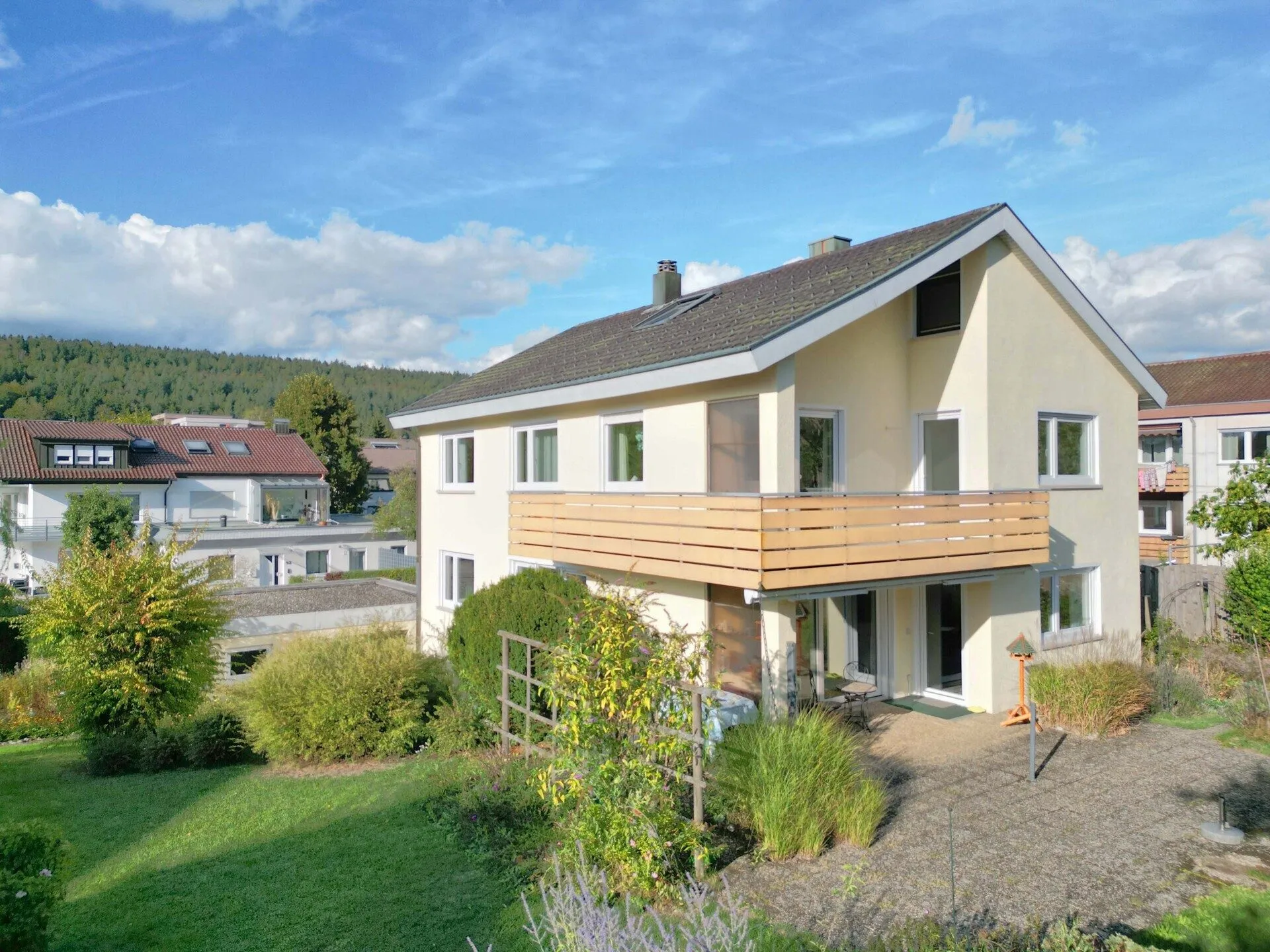 Immobilienangebot - Tuttlingen - Alle - Familienglück trifft Gartenliebe. Viel Platz
in 8 Zimmern auf 192 m². Herrlicher Garten.
2 Garagen.