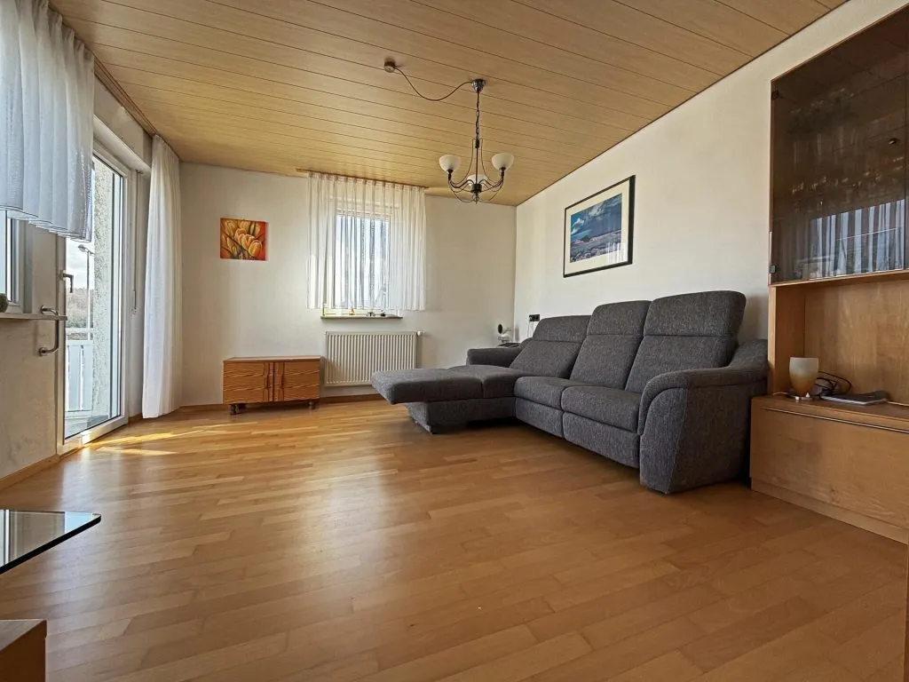 Immobilienangebot - Frickenhausen / Tischardt - Alle - Endlich Platz für Familie und Hobby.
8 Zimmer auf 149 m² zum Wohnen.
251 m² fürs Hobby. 2 Garagen.