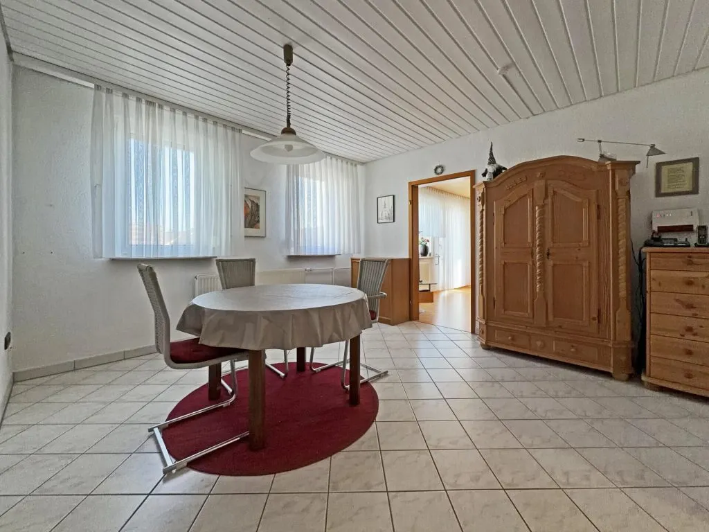 Immobilienangebot - Frickenhausen / Tischardt - Alle - Endlich Platz für Familie und Hobby.
8 Zimmer auf 149 m² zum Wohnen.
251 m² fürs Hobby. 2 Garagen.