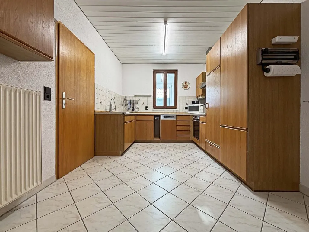 Immobilienangebot - Frickenhausen / Tischardt - Alle - Endlich Platz für Familie und Hobby.
8 Zimmer auf 149 m² zum Wohnen.
251 m² fürs Hobby. 2 Garagen.
