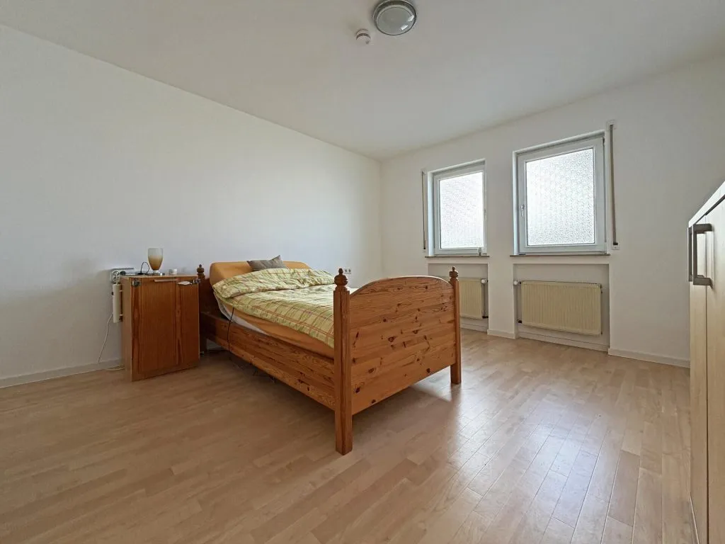 Immobilienangebot - Frickenhausen / Tischardt - Alle - Endlich Platz für Familie und Hobby.
8 Zimmer auf 149 m² zum Wohnen.
251 m² fürs Hobby. 2 Garagen.