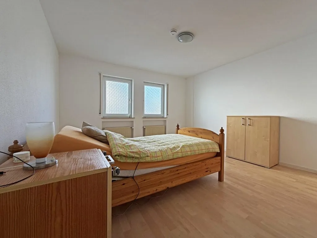 Immobilienangebot - Frickenhausen / Tischardt - Alle - Endlich Platz für Familie und Hobby.
8 Zimmer auf 149 m² zum Wohnen.
251 m² fürs Hobby. 2 Garagen.
