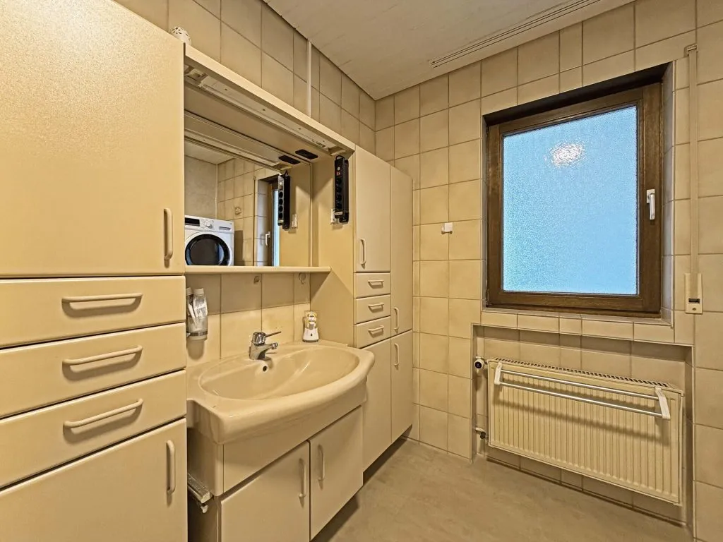Immobilienangebot - Frickenhausen / Tischardt - Alle - Endlich Platz für Familie und Hobby.
8 Zimmer auf 149 m² zum Wohnen.
251 m² fürs Hobby. 2 Garagen.