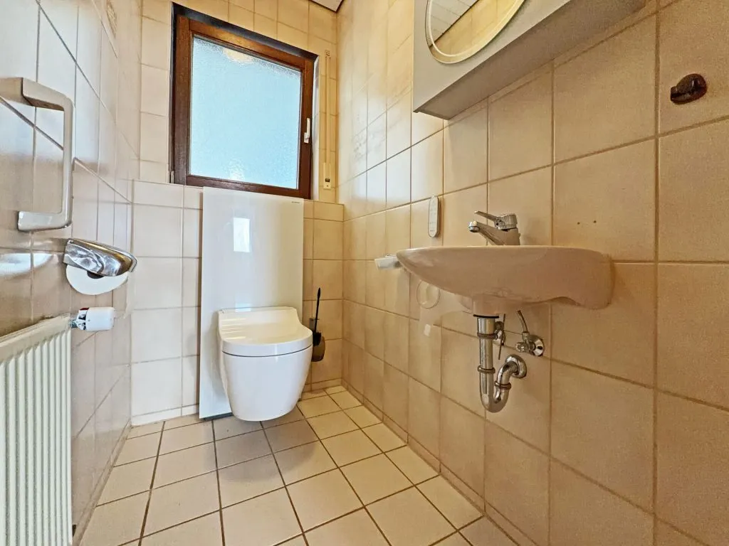 Immobilienangebot - Frickenhausen / Tischardt - Alle - Endlich Platz für Familie und Hobby.
8 Zimmer auf 149 m² zum Wohnen.
251 m² fürs Hobby. 2 Garagen.