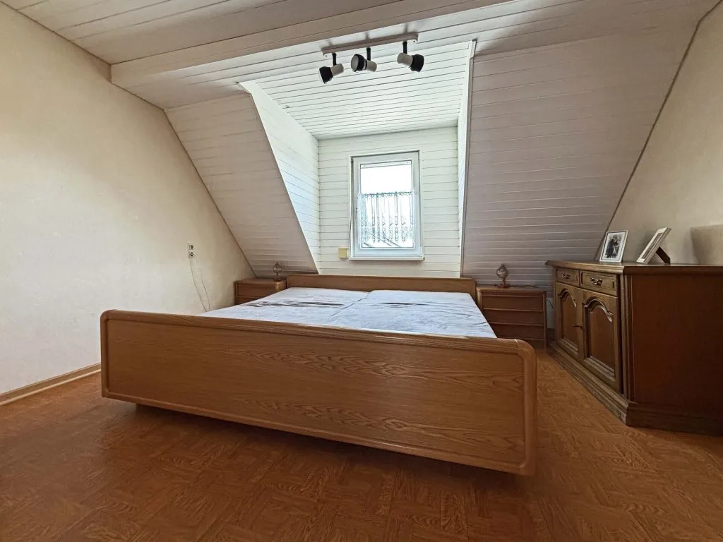 Immobilienangebot - Frickenhausen / Tischardt - Alle - Endlich Platz für Familie und Hobby.
8 Zimmer auf 149 m² zum Wohnen.
251 m² fürs Hobby. 2 Garagen.