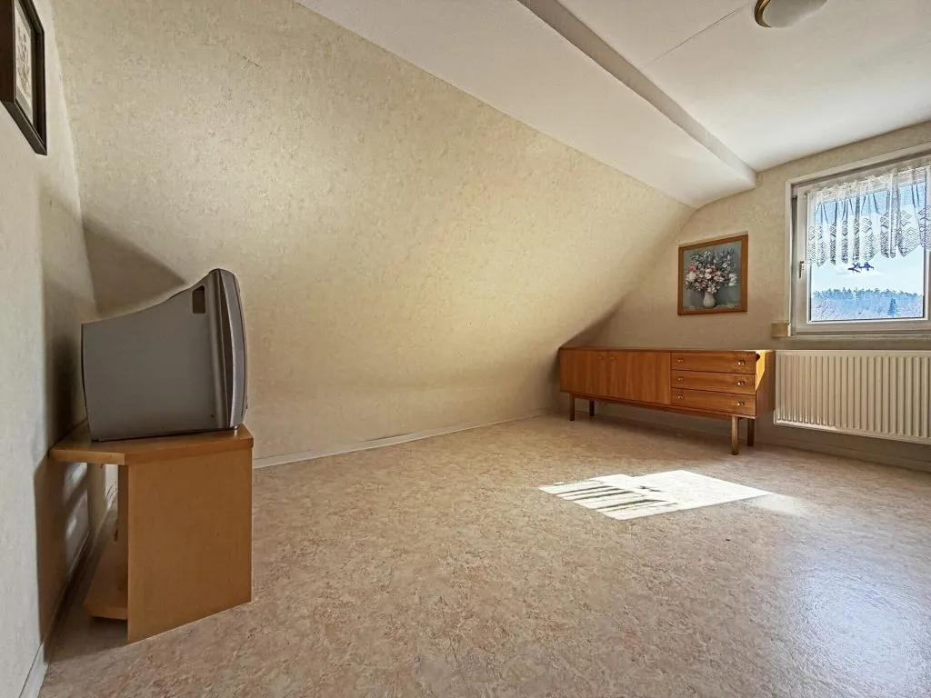 Immobilienangebot - Frickenhausen / Tischardt - Alle - Endlich Platz für Familie und Hobby.
8 Zimmer auf 149 m² zum Wohnen.
251 m² fürs Hobby. 2 Garagen.