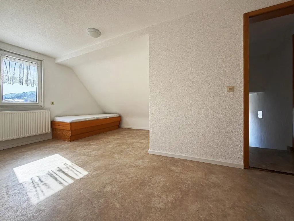 Immobilienangebot - Frickenhausen / Tischardt - Alle - Endlich Platz für Familie und Hobby.
8 Zimmer auf 149 m² zum Wohnen.
251 m² fürs Hobby. 2 Garagen.