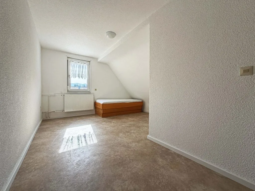 Immobilienangebot - Frickenhausen / Tischardt - Alle - Endlich Platz für Familie und Hobby.
8 Zimmer auf 149 m² zum Wohnen.
251 m² fürs Hobby. 2 Garagen.