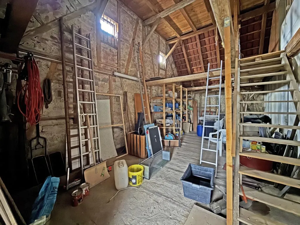 Immobilienangebot - Frickenhausen / Tischardt - Alle - Endlich Platz für Familie und Hobby.
8 Zimmer auf 149 m² zum Wohnen.
251 m² fürs Hobby. 2 Garagen.
