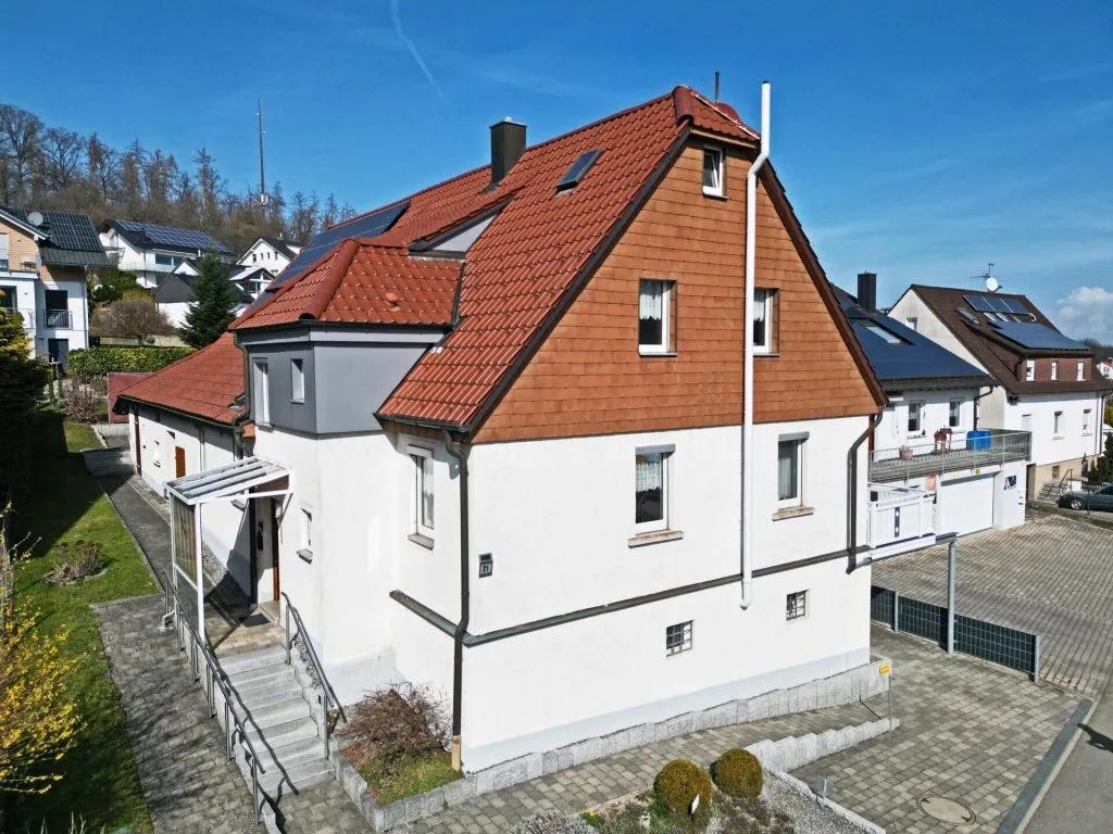 Immobilienangebot - Frickenhausen / Tischardt - Alle - Endlich Platz für Familie und Hobby.
8 Zimmer auf 149 m² zum Wohnen.
251 m² fürs Hobby. 2 Garagen.