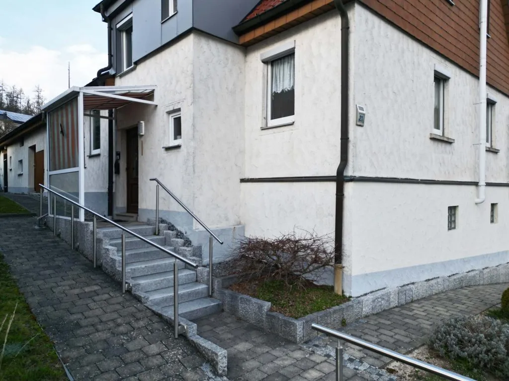 Immobilienangebot - Frickenhausen / Tischardt - Alle - Endlich Platz für Familie und Hobby.
8 Zimmer auf 149 m² zum Wohnen.
251 m² fürs Hobby. 2 Garagen.
