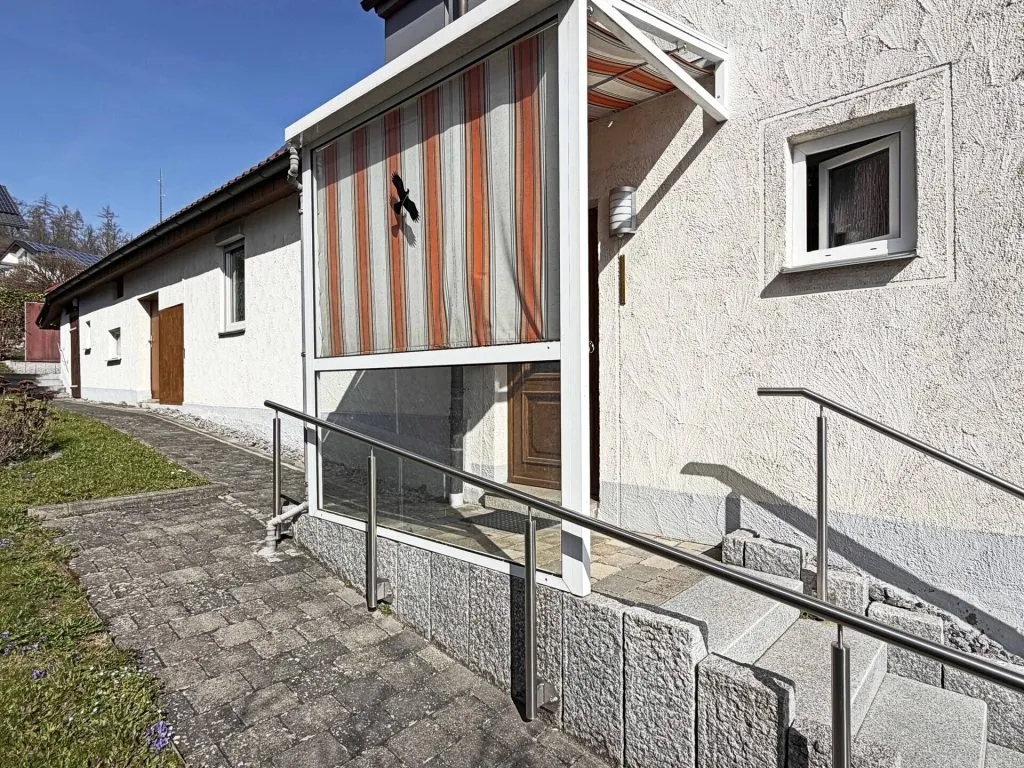 Immobilienangebot - Frickenhausen / Tischardt - Alle - Endlich Platz für Familie und Hobby.
8 Zimmer auf 149 m² zum Wohnen.
251 m² fürs Hobby. 2 Garagen.