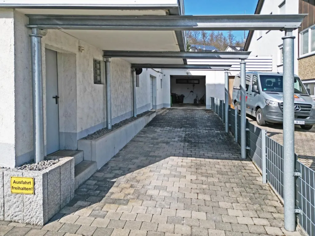 Immobilienangebot - Frickenhausen / Tischardt - Alle - Endlich Platz für Familie und Hobby.
8 Zimmer auf 149 m² zum Wohnen.
251 m² fürs Hobby. 2 Garagen.