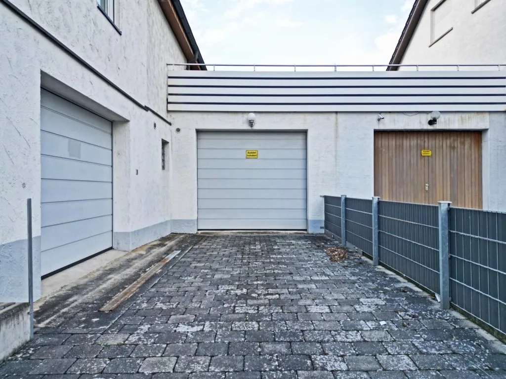 Immobilienangebot - Frickenhausen / Tischardt - Alle - Endlich Platz für Familie und Hobby.
8 Zimmer auf 149 m² zum Wohnen.
251 m² fürs Hobby. 2 Garagen.