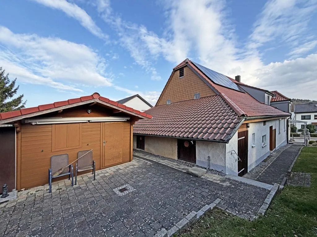 Immobilienangebot - Frickenhausen / Tischardt - Alle - Endlich Platz für Familie und Hobby.
8 Zimmer auf 149 m² zum Wohnen.
251 m² fürs Hobby. 2 Garagen.