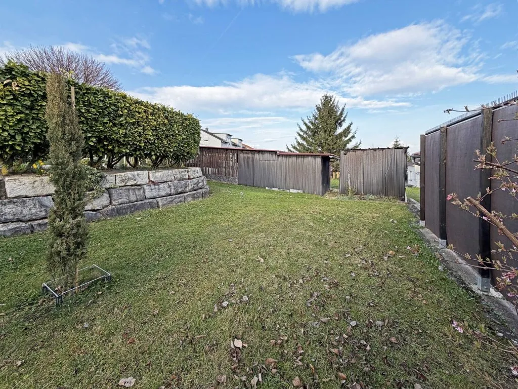 Immobilienangebot - Frickenhausen / Tischardt - Alle - Endlich Platz für Familie und Hobby.
8 Zimmer auf 149 m² zum Wohnen.
251 m² fürs Hobby. 2 Garagen.