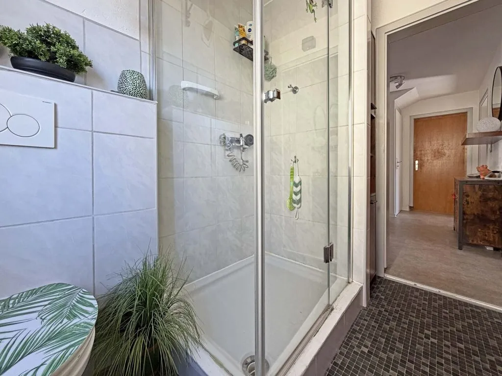 Immobilienangebot - Radolfzell am Bodensee - Alle - Nicht perfekt - dafür zum TOP-Preis.
5 Zimmer auf 100 m². Echtes Traum-
Grundstück. Eigene Garage.