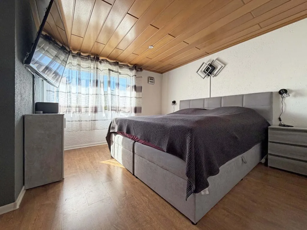 Immobilienangebot - Radolfzell am Bodensee - Alle - Nicht perfekt - dafür zum TOP-Preis.
5 Zimmer auf 100 m². Echtes Traum-
Grundstück. Eigene Garage.