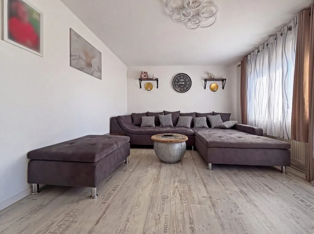 Immobilienangebot - Radolfzell am Bodensee - Alle - Nicht perfekt - dafür zum TOP-Preis.
5 Zimmer auf 100 m². Echtes Traum-
Grundstück. Eigene Garage.