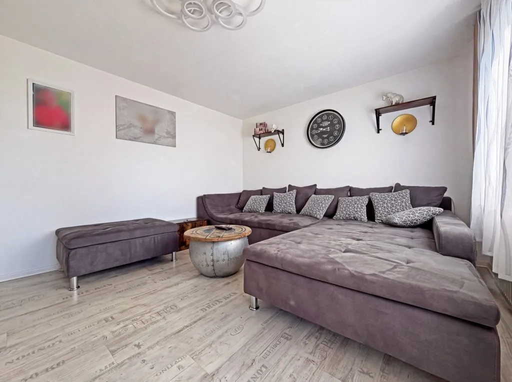 Immobilienangebot - Radolfzell am Bodensee - Alle - Nicht perfekt - dafür zum TOP-Preis.
5 Zimmer auf 100 m². Echtes Traum-
Grundstück. Eigene Garage.
