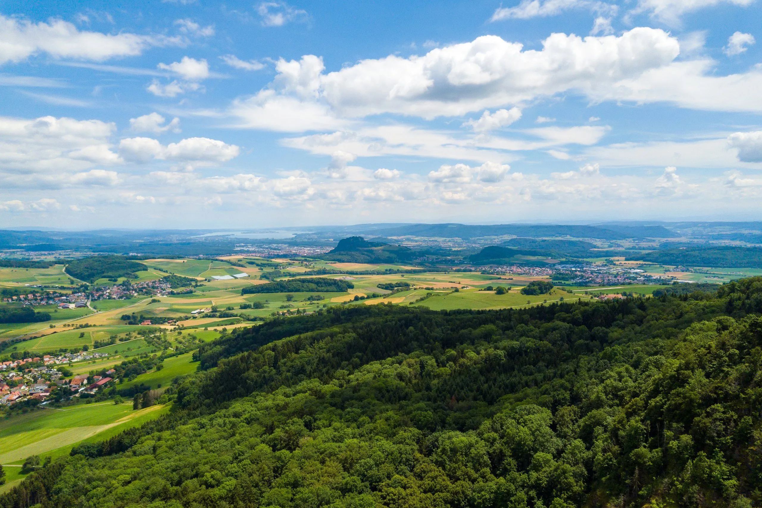 Weiter Blick über die Hügel des Hegau, im Hintergrund der Bodensee