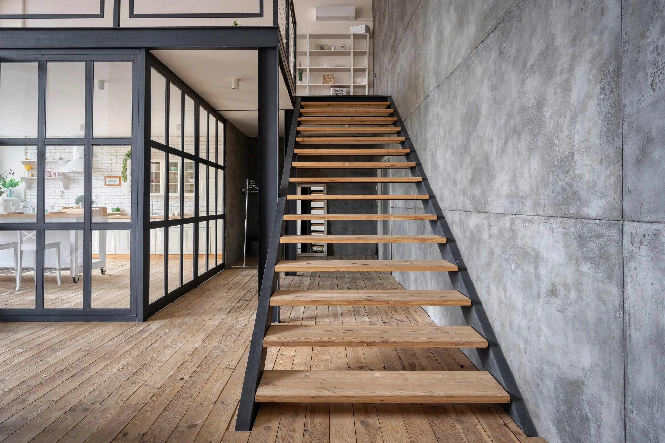 Holztreppe im Inneren eines Wohnhauses