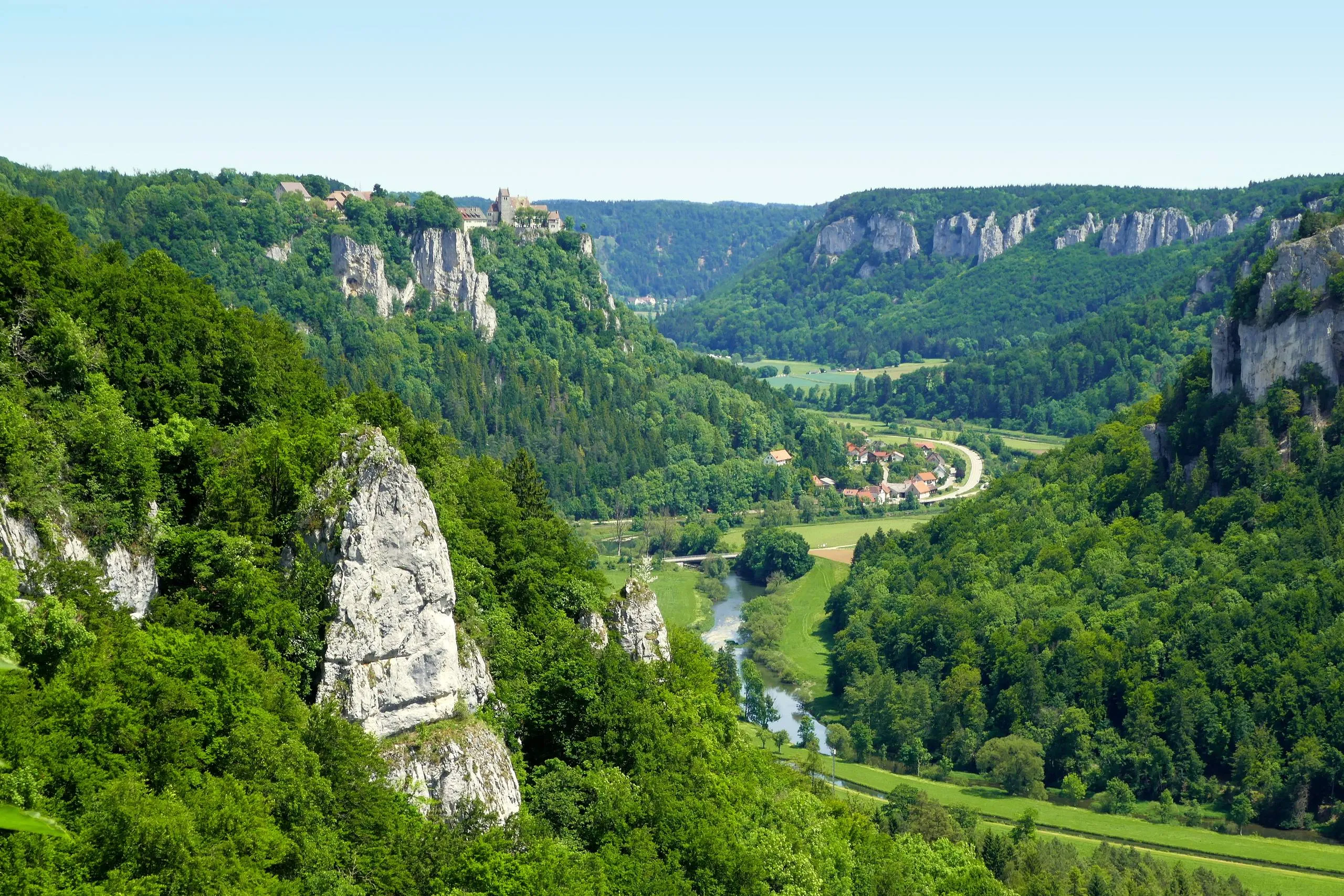 Blick ins obere Donautal bei Beuron, Felsen und Flusslauf im Sommer